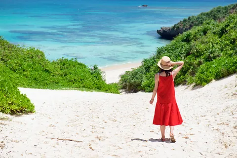 海へ向かう女性