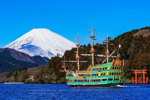 Rondvaartboot op het Ashi-meer, Kanagawa