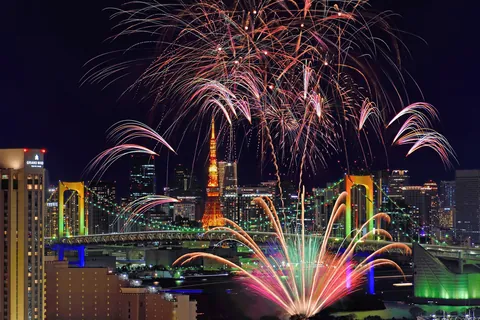 Tokio bij nacht met vuurwerk