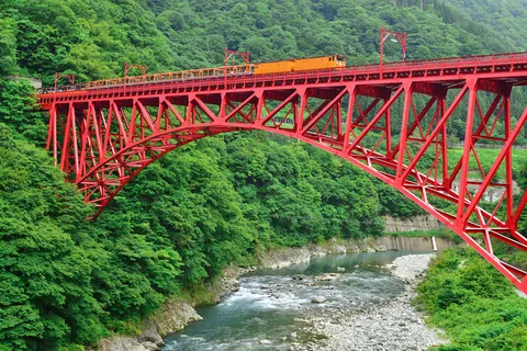 黒部峡谷と赤橋 / 富山県