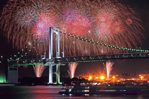 Rainbow Bridge e fuochi d'artificio
