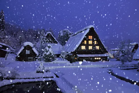 夜雪の白川郷
