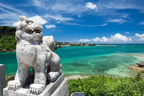 冲绳的大海与风狮爷