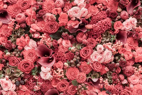 Arranjo de rosas e outras flores vermelhas