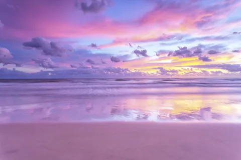 Roze dageraad op het strand