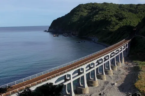 白須川の河口にかかる橋梁