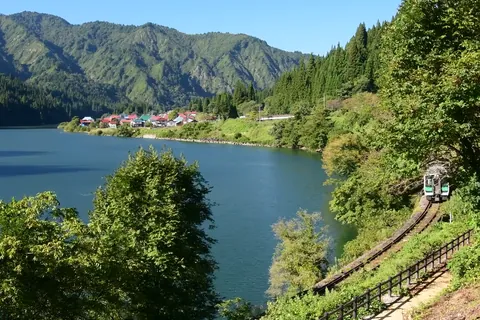只見川沿いを走る列車