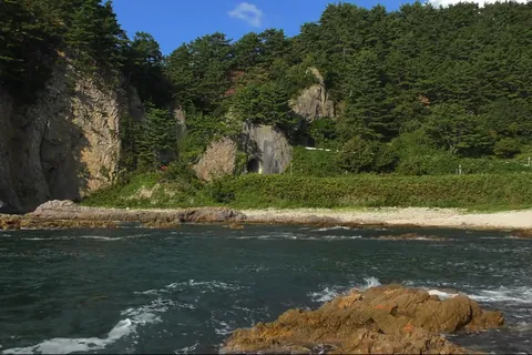 Voie ferrée traversant la grotte de Gangara, Aomori
