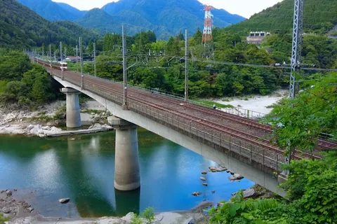 Pont ferroviaire sur le Kiso, Gifu