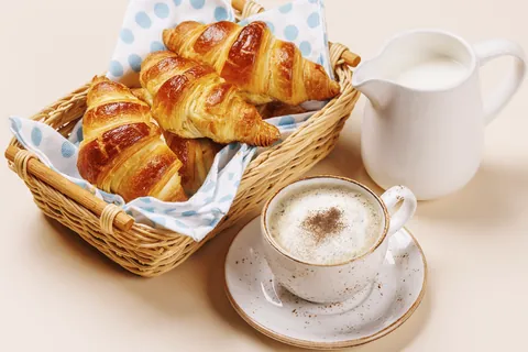 Cruasán y café con leche